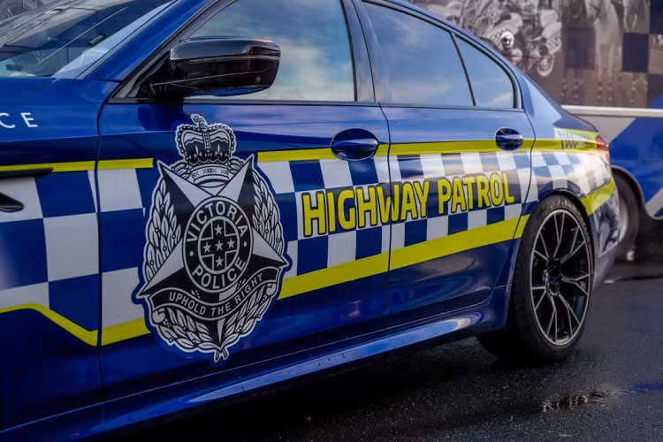 Xe sở hữu màu xanh dương đậm, đi cùng bộ mâm đa chấu thể thao và hệ thống phanh hiệu suất cao đến từ M Performance.