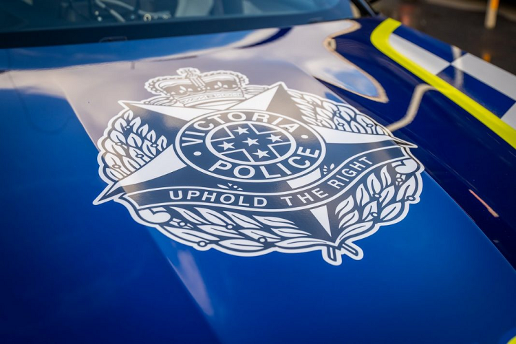 Giống với những chiếc xe cảnh sát khác, xe cảnh sát BMW M5 Competition vẫn khoác lên mình bộ “quân phục” với hai màu trắng và vàng neon trên nền màu xanh. Trên nóc, xe được trang bị đèn nháy đặc trưng. Đèn nháy này còn được lắp tại cản trước và phía sau đuôi xe.