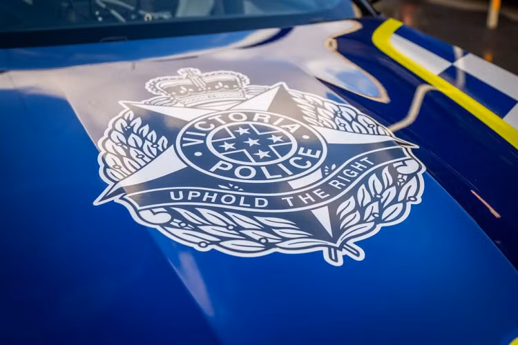 Giống với những chiếc xe cảnh sát khác, xe cảnh sát BMW M5 Competition vẫn khoác lên mình bộ “quân phục” với hai màu trắng và vàng neon trên nền màu xanh. Trên nóc, xe được trang bị đèn nháy đặc trưng. Đèn nháy này còn được lắp tại cản trước và phía sau đuôi xe.