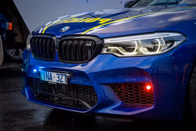 Khó có một chiếc xe nào có thể thoát khỏi sự truy đuổi của chiếc xe này trên cao tốc, nhất khi nó được trang bị gói M Driver’s giúp xe có thể chạy tốc độ tối đa lên đến 301 km/h.