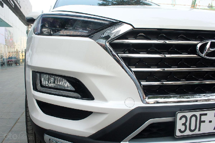 Ra mắt phiên bản nâng cấp tại nước ta từ tháng 6/2019, nhiều người đánh giá xe Hyundai Tucson vẫn khó "lật ngược thế cờ" khi phải đối đầu với những đối thủ sừng sỏ trong phân khúc. Tuy nhiên, với những thay đổi ngoại thất, đặc biệt là khoang nội thất hoàn toàn mới đã giúp Tucson thuyết phục người tiêu dùng Việt cùng mức giá rẻ nhất phân khúc CUV tính đến thời điểm này.