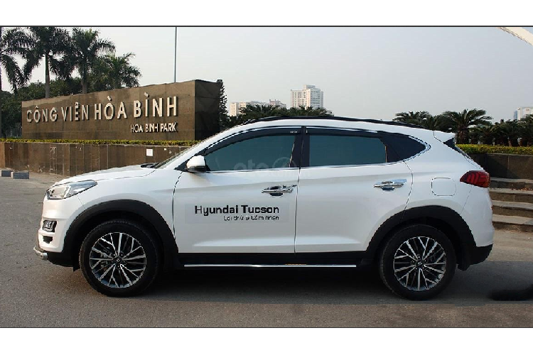 Thân của mẫu xe hơi mới Hyundai Tucson mới nâng cấp không thay đổi về thông số kích thước mà xe chỉ có la-zăng 18 inch nhiều chấu hơn kết hợp với bộ lốp 225/55R18. Gương chiếu hậu của mẫu xe này được tích hợp tính năng chỉnh/gập điện kèm đèn báo rẽ dạng LED và sấy gương tiện dụng. Chưa hết, người dùng còn được trải nghiệm tay nắm cửa mạ crom kết hợp nút ấn mở cửa thông minh trên những bản đặc biệt.