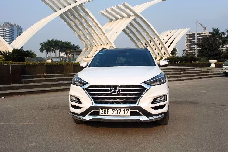 Nhận thấy sự yếu thế rõ ràng đó, Thaco đã tiến hành nâng cấp Mazda CX-5 được gọi là thế hệ 6.5 vào giữa năm nhằm dành lại vị thế "ông trùm". Song, không những không thể đòi lại những gì đã mất, chiếc xe đến từ Nhật Bản này còn bị đối thủ Hyundai Tucson hạ bệ kể từ thời điểm có phiên bản nâng cấp tại nước ta.