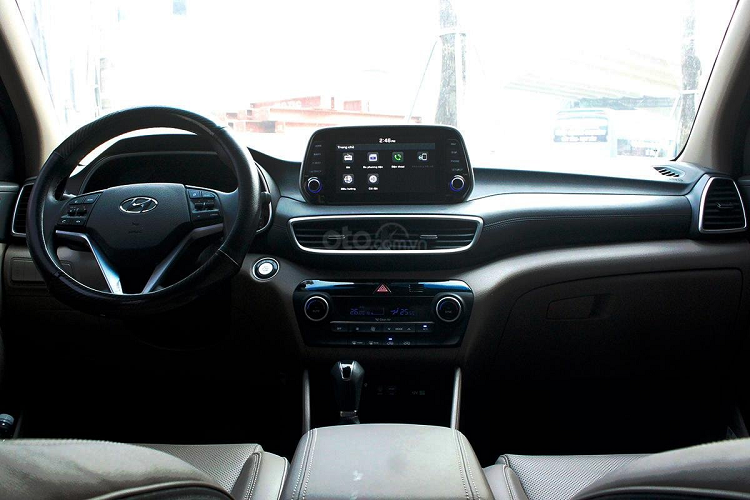 Đây, vào đến không gian nội thất người dùng mới cảm nhận thực sự khác biệt trên Hyundai Tucson facelift so với đời trước. Hãng xe Hàn Quốc đã nâng cao trải nghiệm của khách hàng bằng phong cách thiết kế mới từng được áp dụng trên "đàn anh" Hyundai Santa Fe All New ra mắt hồi đầu năm.