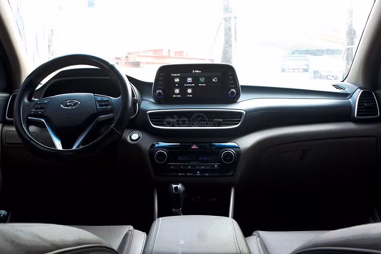 Đây, vào đến không gian nội thất người dùng mới cảm nhận thực sự khác biệt trên Hyundai Tucson facelift so với đời trước. Hãng xe Hàn Quốc đã nâng cao trải nghiệm của khách hàng bằng phong cách thiết kế mới từng được áp dụng trên "đàn anh" Hyundai Santa Fe All New ra mắt hồi đầu năm.