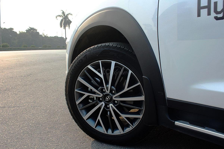 Phần đuôi xe, Hyundai Tucson 2020 không thay đổi nhiều và vẫn còn đó vẻ ngoài không được hấp dẫn như các đối thủ. Theo đó, hệ thống đèn hậu xe Hyundai Tucson mới vẫn có thiết kế cũ nhưng đổi lại là công nghệ LED được áp dụng kết hợp cùng đèn xi-nhan. Đèn phản quang, 4 cảm biến/camera lùi, đèn phanh trên cao...là những chi tiết vẫn xuất hiện trên Hyundai Tucson 2020.