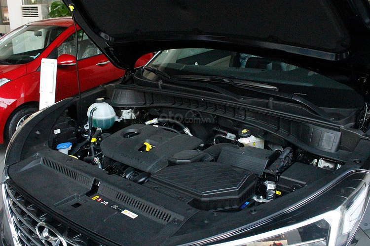 Hyundai Tucson 2020 không được thương hiệu Hàn Quốc mang đến cuộc cách mạng ở ngoại thất khi xe chỉ thay đổi ở lưới tản nhiệt đa giác thanh mảnh hơn với những thanh ngang nhỏ hơn bản cũ, viền mạ crom sắc cạnh. Hệ thống đèn trên Tucson mới cũng thay đổi khi công nghệ Full-Led được áp dụng, đèn pha có 5 bóng LED Projector thiết kế to dần, đèn định vị ban ngày tạo hình chữ "L". Hạ thấp hơn là đèn sương mù kết hợp hốc gió mở rộng tạo ra vẻ dữ dằn hơn cho Tucson 2020.