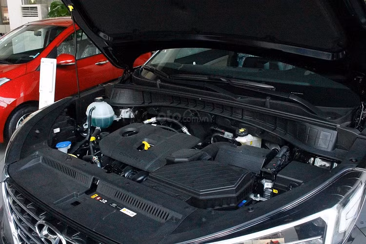 Hyundai Tucson 2020 không được thương hiệu Hàn Quốc mang đến cuộc cách mạng ở ngoại thất khi xe chỉ thay đổi ở lưới tản nhiệt đa giác thanh mảnh hơn với những thanh ngang nhỏ hơn bản cũ, viền mạ crom sắc cạnh. Hệ thống đèn trên Tucson mới cũng thay đổi khi công nghệ Full-Led được áp dụng, đèn pha có 5 bóng LED Projector thiết kế to dần, đèn định vị ban ngày tạo hình chữ "L". Hạ thấp hơn là đèn sương mù kết hợp hốc gió mở rộng tạo ra vẻ dữ dằn hơn cho Tucson 2020.