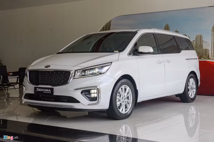 9. Kia Sedona: Không có ưu đãi nhiều như các tháng trước đó, Kia Sedona chỉ được giảm 50 triệu đồng. Mẫu xe này được gia đình và các doanh nghiệp kinh doanh vận tải lưạ chọn khi có tuỳ chọn máy dầu kèm một mức giá rất hợp lý từ 1-1,2 tỷ đồng.