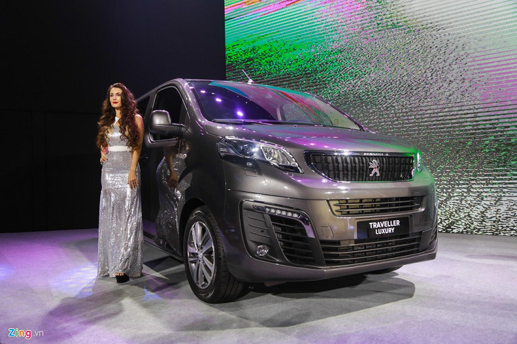 8. Peugeot Traveller: 50 triệu đồng cũng là mức giảm được áp dụng cho Peugeot Traveller, mẫu MPV mới ra mắt trong năm 2019. Khác Ford Tourneo, mức giảm này chỉ được áp dụng cho Traveller bản Luxury, bản Premium có giá không đổi. Dù thế, 50 triệu đồng dường như rất nhỏ khi Traveller bản Luxury có giá bán tới 1,6 tỷ đồng. Xe sử dụng động cơ dầu tăng áp 1.6L.