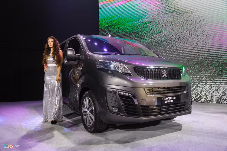 8. Peugeot Traveller: 50 triệu đồng cũng là mức giảm được áp dụng cho Peugeot Traveller, mẫu MPV mới ra mắt trong năm 2019. Khác Ford Tourneo, mức giảm này chỉ được áp dụng cho Traveller bản Luxury, bản Premium có giá không đổi. Dù thế, 50 triệu đồng dường như rất nhỏ khi Traveller bản Luxury có giá bán tới 1,6 tỷ đồng. Xe sử dụng động cơ dầu tăng áp 1.6L.