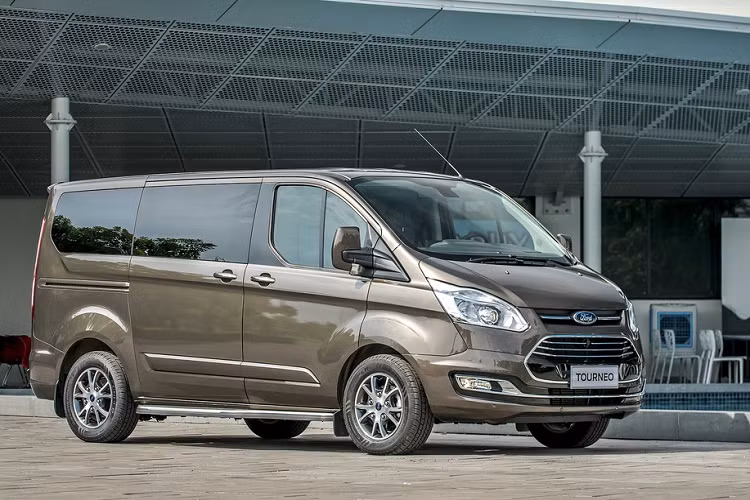 7. Ford Tourneo: Tourneo là mẫu xe mới ra mắt của Ford ở Việt Nam trong nửa cuối năm 2019. Khảo sát ở một số đại lý, Tourneo đang được giảm giá 50 triệu đồng cho cả 2 phiên bản. Mẫu MPV mang kiểu dáng hình hộp thực dụng và sử dụng động cơ xăng EcoBoost 2.0L, xe không có tuỳ chọn động cơ dầu.