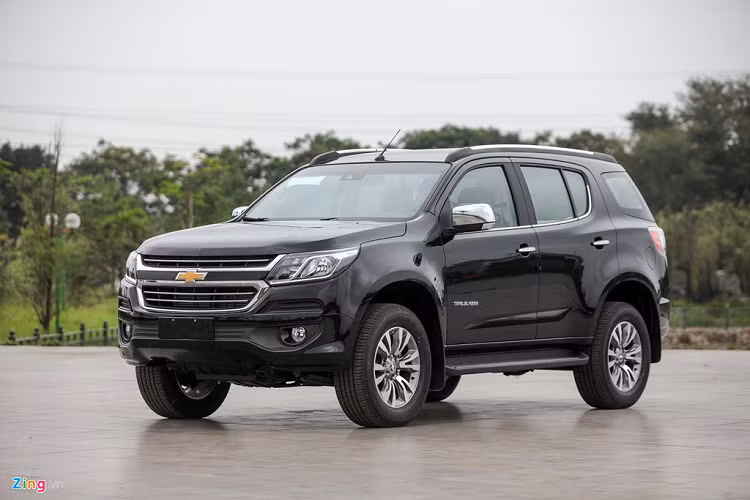 4. Chevrolet Trailblazer: Chevrolet Trailblazer giảm giá 100 triệu đồng. Nhưng mức giảm này được áp dụng cho tất cả các phiên bản của Trailblazer. Vì thế, Trailblazer đang là xe có giá bán tốt nhất phân khúc khi bản cao cấp chỉ còn 966 triệu đồng. Từ đầu năm 2019 tới nay, Chevrolet đã bán ra 878 xe Trailblazer, xếp thứ ba sau Ford Everest.
