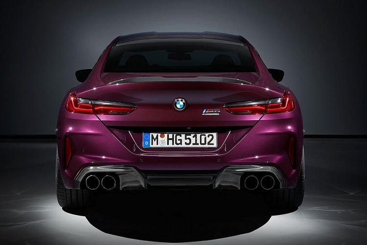 BMW M trang bị cho M8 hệ thống phanh hiệu suất cao. Các đĩa phanh trước 395mm với bộ kẹp phanh 6-piston trong khi phanh đĩa sau 380mm và bộ kẹp một piston. Khách hàng sẽ có tùy chọn cao cấp hơn nữa là hệ thống phanh M carbon-gốm với đĩa phanh trước lên tới 400mm. BMW M8 Gran Coupe được trang bị mâm hợp kim nhẹ 20-inch, đi kèm lốp Pirelli P ZERO kích cỡ 275/35ZR20 ở bánh trước và 285/35ZR20 ở bánh sau.