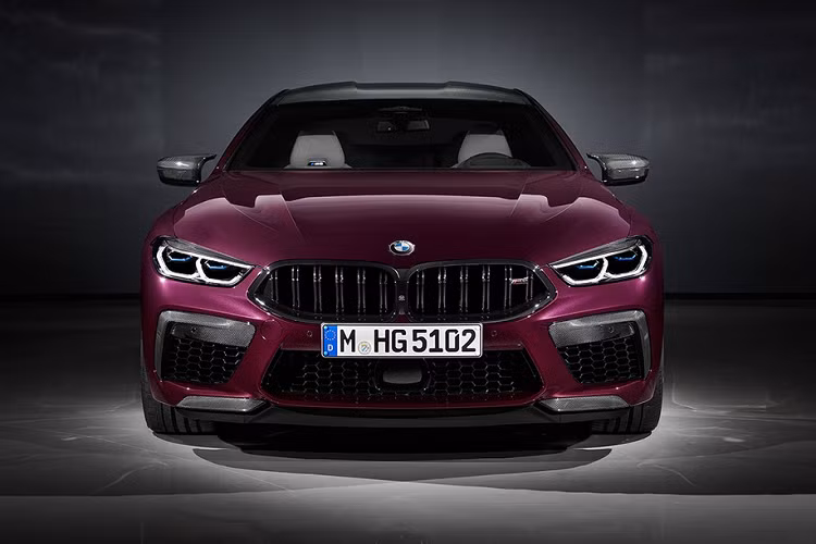 So với bản thường 8 Series Gran Coupe, ngoại thất của bản M8 Gran Coupe cũng được tô đậm chất thể thao hơn. Ví dụ như các khe hút gió cỡ lớn và lưới tản nhiệt M đặc trưng. Logo M8 xuất hiện ở lưới tản nhiệt, ốp hai bên hông thân trước và ở phía sau trên nắp khoang hành lý. Khách hàng muốn có thể đặt thêm tùy chọn gói ngoại thất “M Carbon” với các chi tiết làm bằng sợi carbon. Trên mẫu M8 Gran Coupe, mui xe được làm bằng vật liệu CFRP, tức là plastic gia cường sợi carbon.