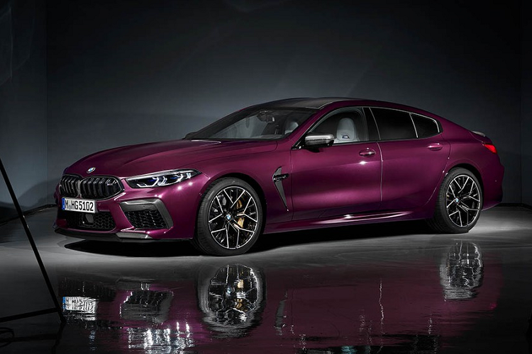 Hồi đầu tháng 6/2019, khi mà BMW trình làng dòng xe hiệu năng cao đầu bảng BMW M8 và M8 Competition hoàn toàn mới, với 2 kiểu thân xe là Coupe và Convertible, thì Xedoisong.vn cũng đã phân tích và dự đoán kiểu thân xe thứ 3 trong gia đình 8 Series là Gran Coupe sẽ sớm được ra mắt. Quả vậy, nay BMW vừa chính thức tung ra mẫu M8 Gran Coupe, gồm cả bản tiêu chuẩn và bản thể thao hơn là M8 Competition Gran Coupe.