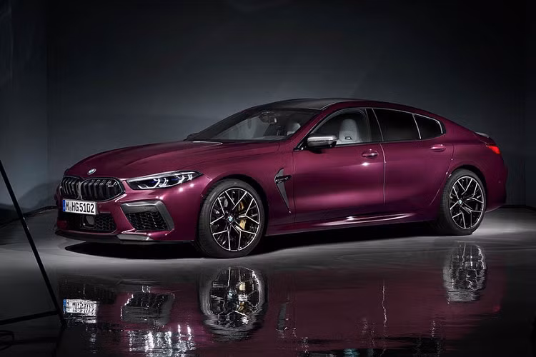 Hồi đầu tháng 6/2019, khi mà BMW trình làng dòng xe hiệu năng cao đầu bảng BMW M8 và M8 Competition hoàn toàn mới, với 2 kiểu thân xe là Coupe và Convertible, thì Xedoisong.vn cũng đã phân tích và dự đoán kiểu thân xe thứ 3 trong gia đình 8 Series là Gran Coupe sẽ sớm được ra mắt. Quả vậy, nay BMW vừa chính thức tung ra mẫu M8 Gran Coupe, gồm cả bản tiêu chuẩn và bản thể thao hơn là M8 Competition Gran Coupe.