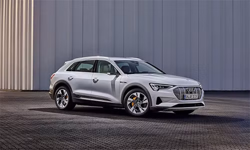 Được Lumma đặt tên CLR 8S, mẫu xe SUV Audi Q8 trở nên hầm hố hơn với những chi tiết được nâng cấp cùng bộ mâm đa chấu mới.
