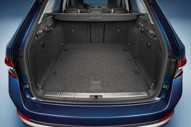 Hệ thống thông tin giải trí của Scout có một màn hình chuyên hiển thị khi đi địa hình, cung cấp cho tài xế các thông tin hữu ích mỗi khi xe di chuyển trên một địa hình khó nhằn.