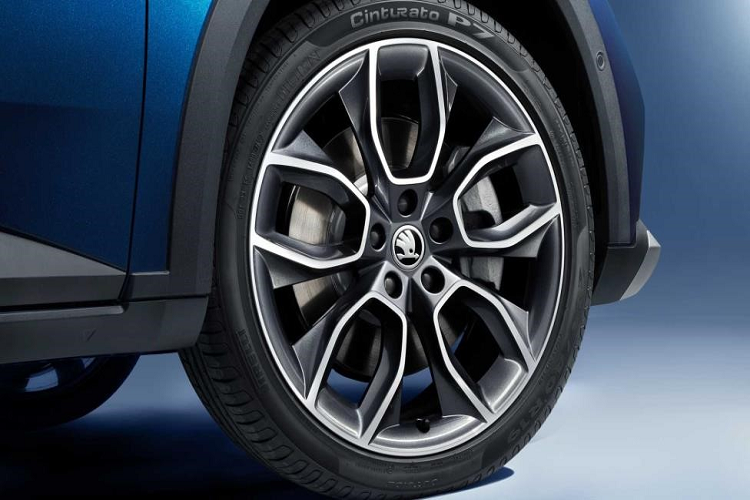 Nội thất của Sout không khác gì nhiều so với combi, chỉ có một vài thay đổi nhỏ như các miếng ốp giả gỗ có gắn logo Scout và ghế bọc vải có chỉ khâu màu tương phản. Khách hàng có thể chi thêm để bọc lại ghế bằng da thuộc kết hợp với da Alcantara và có chỉ khâu màu nâu.