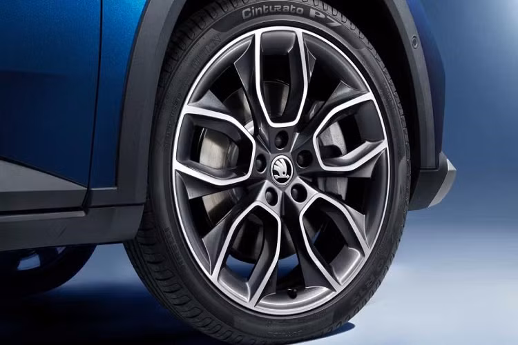 Nội thất của Sout không khác gì nhiều so với combi, chỉ có một vài thay đổi nhỏ như các miếng ốp giả gỗ có gắn logo Scout và ghế bọc vải có chỉ khâu màu tương phản. Khách hàng có thể chi thêm để bọc lại ghế bằng da thuộc kết hợp với da Alcantara và có chỉ khâu màu nâu.