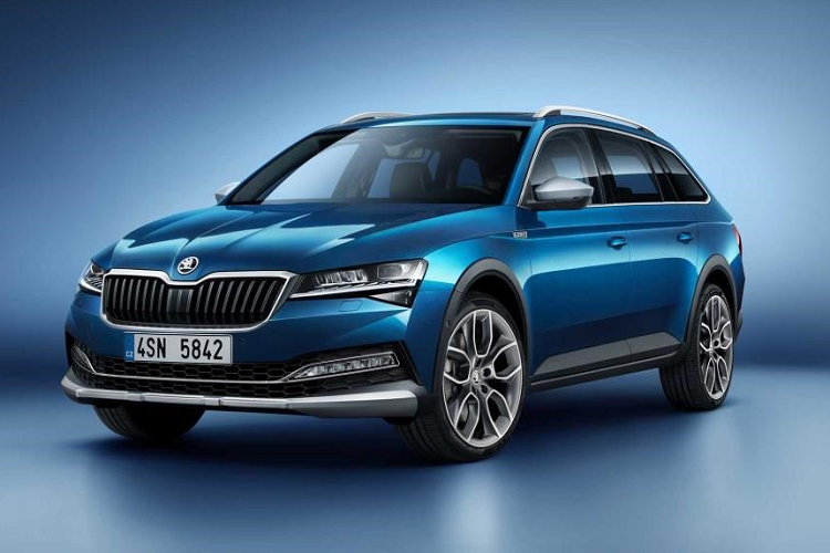 Ngoài phần ốp nhựa ngoài nội thất giống với Volkswagen Passat Alltrack, Superb Scout hoàn toàn mới sở hữu hệ thống treo được làm lại, tăng thêm 15mm chiều cao gầm.