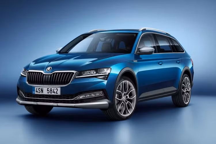 Ngoài phần ốp nhựa ngoài nội thất giống với Volkswagen Passat Alltrack, Superb Scout hoàn toàn mới sở hữu hệ thống treo được làm lại, tăng thêm 15mm chiều cao gầm.