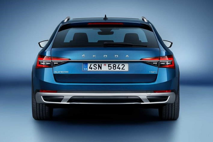 Superb Scout sẽ chỉ đi kèm lựa chọn động cơ cao cấp nhất của Superb, 2.0 TSI (chạy xăng) hoặc 2.0 TDI (chạy diesel). Động cơ xăng có hiệu suất 272 mã lực và 350Nm còn động cơ diesel thì có hiệu suất 190 mã lực và 400Nm. Cả hai động cơ đều đi kèm hộp số DSG bảy cấp.