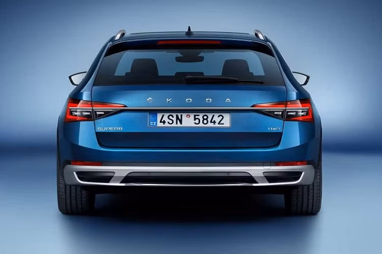 Superb Scout sẽ chỉ đi kèm lựa chọn động cơ cao cấp nhất của Superb, 2.0 TSI (chạy xăng) hoặc 2.0 TDI (chạy diesel). Động cơ xăng có hiệu suất 272 mã lực và 350Nm còn động cơ diesel thì có hiệu suất 190 mã lực và 400Nm. Cả hai động cơ đều đi kèm hộp số DSG bảy cấp.