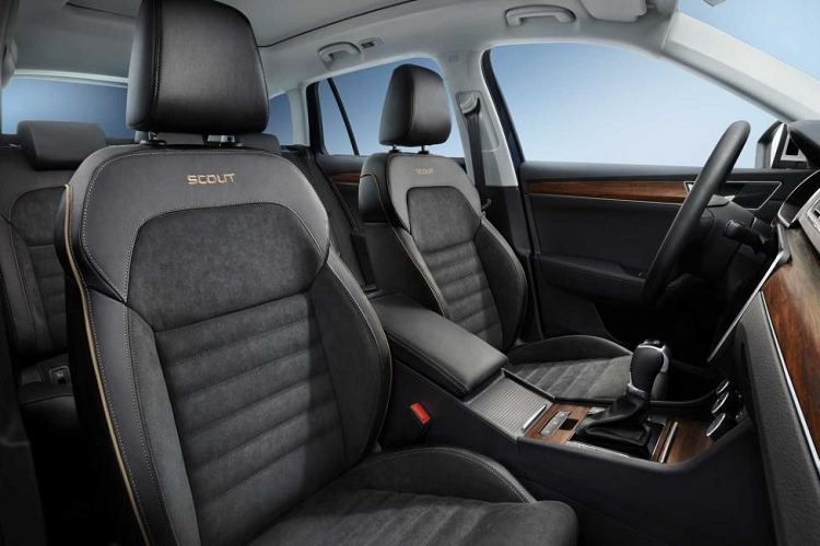 Giá xe Skoda Superb Scout sẽ được công bố và bán ra vào cuối năm nay cùng với phiên bản cập nhật của Superb nói chung. Phiên bản PHEV có tên Superb iV sẽ được ra mắt vào đầu năm 2020.