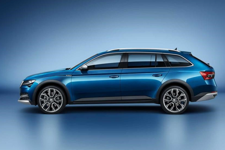 Để tách biệt hơn nữa so với bản cơ sở Superb Combi, bản Scout này có bộ vành 18” đặc chế và có thể nâng lên bộ vành 19” hai tông màu. Scout cũng có một màu sơn đặc trưng riêng – màu Quýt, cùng với nhiều lựa chọn tùy biến khác.