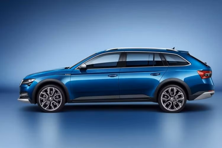 Để tách biệt hơn nữa so với bản cơ sở Superb Combi, bản Scout này có bộ vành 18” đặc chế và có thể nâng lên bộ vành 19” hai tông màu. Scout cũng có một màu sơn đặc trưng riêng – màu Quýt, cùng với nhiều lựa chọn tùy biến khác.