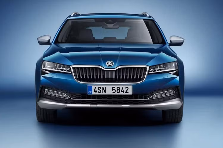 Sau Superb Outdoor của thế hệ trước, Skoda sẽ một lần nữa lựa chọn kiểu dáng wagon cho dòng sản phẩm chủ lực của mình. Đây là mẫu xe Superb Scout 2020. Nó được thiết kế cho những người muốn có một chiếc xe với các tính năng đi địa hình như Kodiaq nhưng lại không thích SUV. Xe được bổ sung hàng loạt nâng cấp so với mẫu Superb Combi cơ sở, bao gồm cả sự xuất hiện của cơ cấu dẫn động toàn bộ bánh.