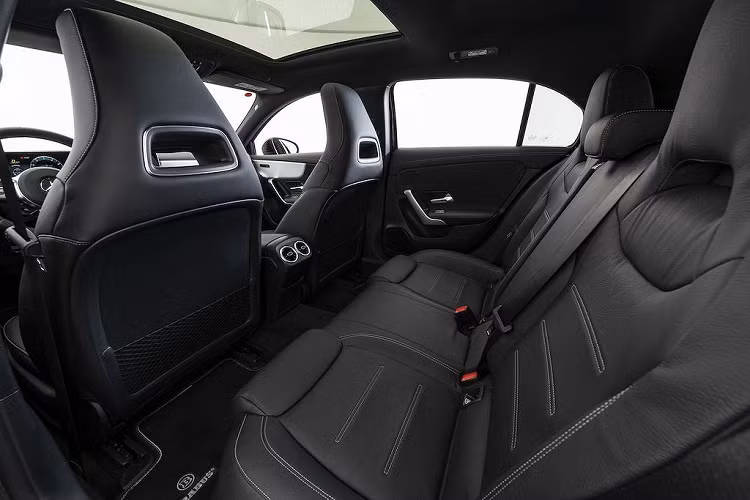 Trong đó với gói đầu tiên, công suất máy của Mercedes-AMG A 35 độ Brabus này sẽ được đẩy thêm 43 mã lực và mô-men xoắn lớn hơn 60Nm so với A 35 nguyên bản, đạt 345 mã lực và 460Nm.