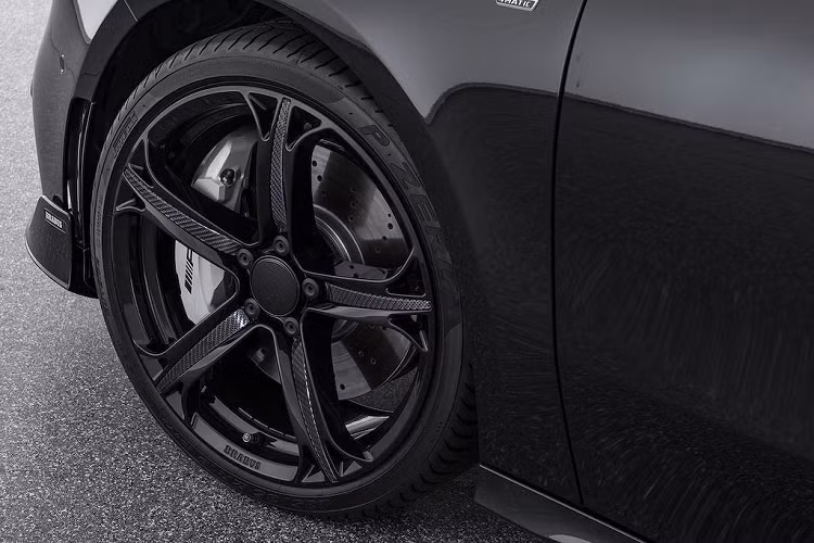 Những con số này sẽ tiếp tục được đẩy lên thành 360 mã lực/486Nm với gói PowerXtra+, kết hợp cùng hộp số ly hợp kép 7 cấp và hệ dẫn động 4 bánh có thể khiến Mercedes-AMG A35 đạt tốc độ 100km/h từ khi đứng yên chỉ trong 4,4 giây.