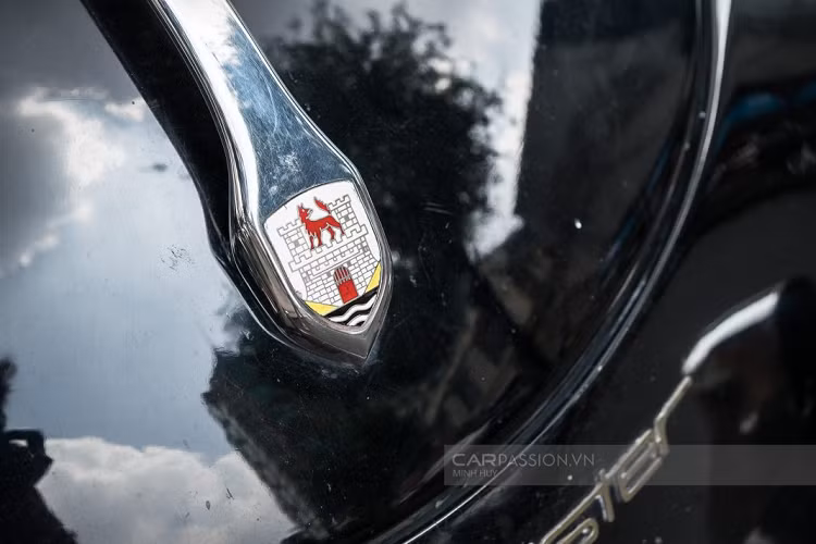 Được biết, để có được vẻ ngoài “hoàn hảo” như hiện tại, chiếc xe đã phải trải qua một thời gian phục chế khá dài cùng với nhiều công sức cũng như niềm đam mê của vị chủ xe, cũng như những người thợ xe tâm huyết.
