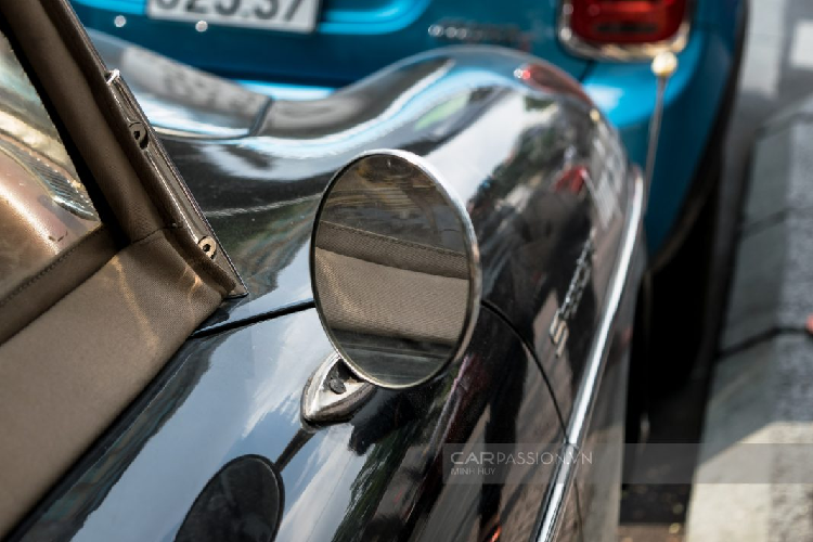 Cho dù đã được trải qua phục chế, có lẽ chủ nhân vẫn muốn “giữ” lại một vài dấu ấn thời gian trên chiếc xe như những logo chrome đã bạc màu. Đôi khi, trải qua thời gian, những “dấu ấn” ấy chính là yếu tố nhỏ góp phần khiến chiếc xe trở nên đặc biệt hơn.