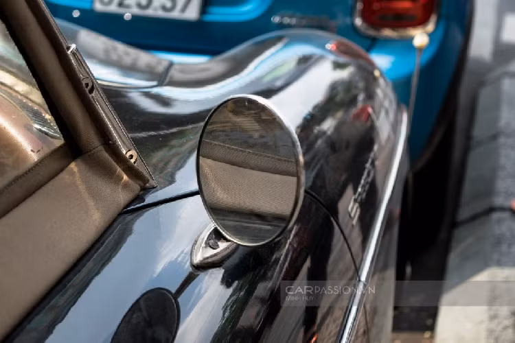 Cho dù đã được trải qua phục chế, có lẽ chủ nhân vẫn muốn “giữ” lại một vài dấu ấn thời gian trên chiếc xe như những logo chrome đã bạc màu. Đôi khi, trải qua thời gian, những “dấu ấn” ấy chính là yếu tố nhỏ góp phần khiến chiếc xe trở nên đặc biệt hơn.