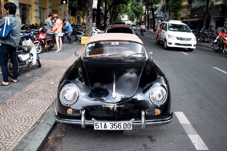 Porsche 356A được giới thiệu tới công chúng vào cuối năm 1955. Trong quá trình được sản xuất, 356A ra mắt với hai thế hệ mang tên ký hiệu “Type 1” và “Type 2”. Chiếc Porsche 356A Speedster tại Việt Nam được xác định thuộc phiên bản Type 2.