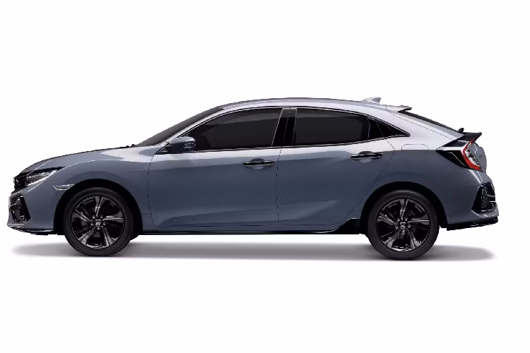 ‘’Dàn chân’’ sử dụng bộ mâm đa chấu kích thước 17 inch (215/50R17) không thay đổi về thiết kế như phiên bản Civic RS sedan. Tổng thể Civic hatchback mới vẫn theo phong cách thiết kế cá tính trẻ trung hướng đến đối tượng khách hàng trẻ.