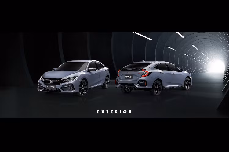 Honda Civic RS hatchback 2020 phiên bản nâng cấp facelift chỉ thay đổi chỉ thay đổi nhẹ nhàng về thiết kế ngoại thất như cản trước được thiết kế lại, lưới tản nhiệt và mặt ca-lăng được sơn màu đen bóng với ốp viền xung quanh tạo điểm nhấn.