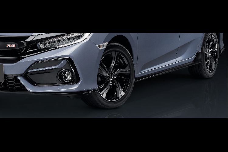 Đặc biệt, Civic RS hatchback mới đã có thêm màu Xám (Sonic Grey Pearl) hay còn được gọi là Xám xi măng tại Việt Nam, đây là màu sơn mới mang tính thời thượng để cạnh tranh trực tiếp với Mazda3 hatchback thế hệ mới có lựa chọn màu sơn này.