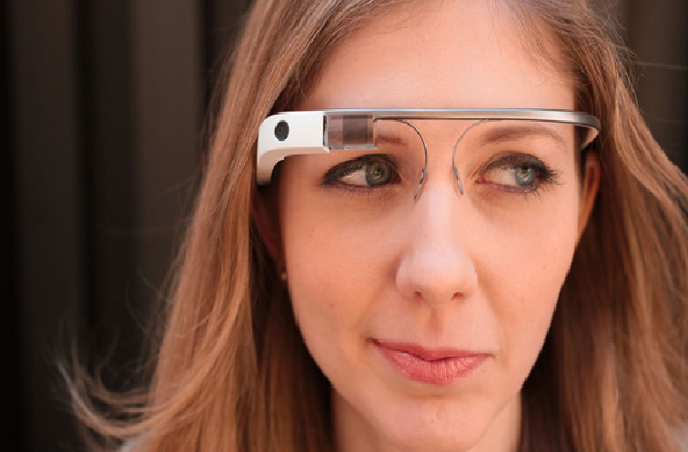 Đồng hồ đeo tay trở thành thiết bị đeo phù hợp nhất để tích hợp các tính năng thông minh. Trong khi đó, kính thông minh do Google khởi xướng với Google Glass đã không thể trở thành trào lưu sau khi ra mắt vào năm 2013. Dù vậy, Google, Facebook và Apple có thể trở lại với thiết bị này khi tích hợp thực tế ảo tăng cường (AR) trong thời gian tới.