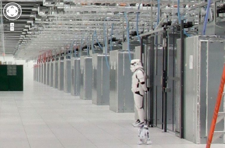 Mặc dù không phải là công nghệ ở "mặt tiền", trực tiếp tương tác với người dùng, các công nghệ nền tảng như điện toán đám mây, dữ liệu lớn và AI đang thay đổi cách sử dụng của rất nhiều người. Từ trợ lý ảo, chụp ảnh thiếu sáng tới sao lưu dữ liệu, tất cả những tiện ích này đều được tạo ra từ những công nghệ nói trên. 