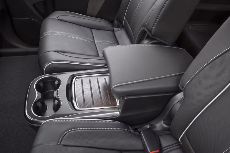 Khách hàng có thể chọn gói Technology hoặc Advance. Gói Technology có 7 chỗ, Advance có 6 chỗ (hàng ghế thứ hai cỡ lớn, tựa tay hàng ghế thứ hai cỡ lớn).