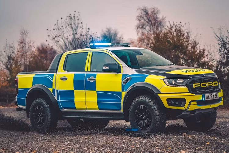 Các nhận xét ban đầu cho rằng, với cơ cấu khung gầm đã tái cấu trúc, giúp gầm xe cao hơn tăng khả năng lội nước, không có thách thức nào lớn với Ford Ranger Raptor mới trên địa hình phức tạp.