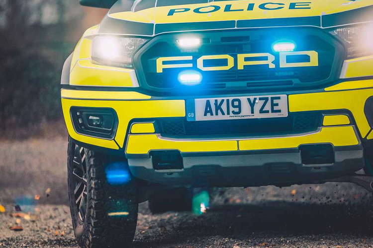 Ford Raptor trang bị động cơ diesel bốn xi-lanh 2.0L tăng áp kép, cung cấp sức mạnh 210 mã lực và sức kéo 500 Nm, được truyền tới hai trục trước sau qua hộp số tự động 10 cấp.