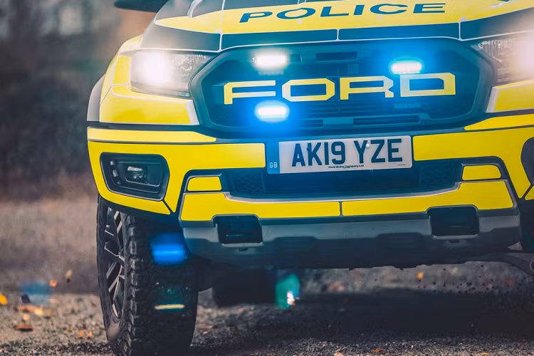 Ford Raptor trang bị động cơ diesel bốn xi-lanh 2.0L tăng áp kép, cung cấp sức mạnh 210 mã lực và sức kéo 500 Nm, được truyền tới hai trục trước sau qua hộp số tự động 10 cấp.