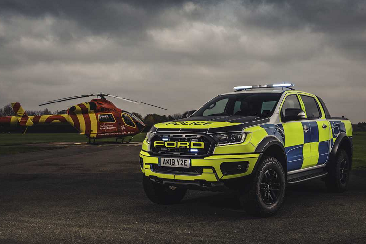 Được hỗ trợ bởi Đội chuẩn bị phương tiện đặc biệt của Công ty Ford ở hạt Essex, những chiếc Ranger Raptor được “khoác áo” cảnh sát và trang bị thêm đèn khẩn cấp, còi báo động cũng như các thiết bị hỗ trợ chuyên dùng.