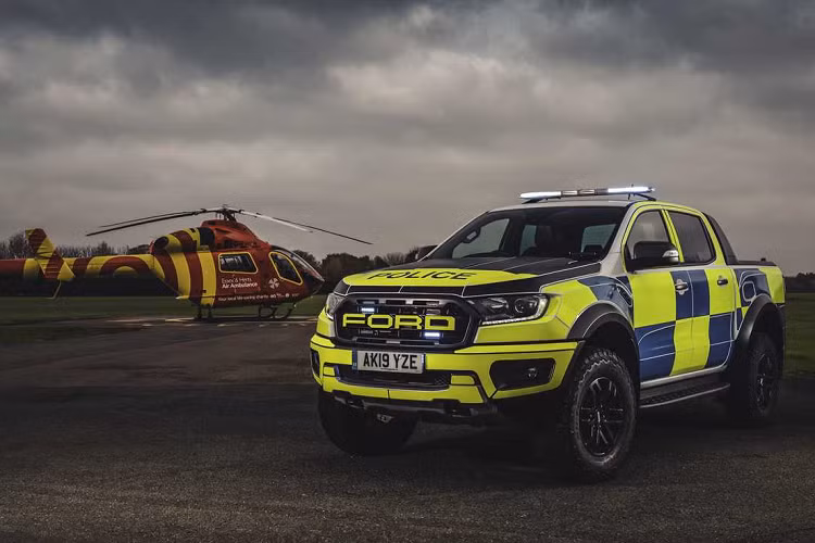 Được hỗ trợ bởi Đội chuẩn bị phương tiện đặc biệt của Công ty Ford ở hạt Essex, những chiếc Ranger Raptor được “khoác áo” cảnh sát và trang bị thêm đèn khẩn cấp, còi báo động cũng như các thiết bị hỗ trợ chuyên dùng.